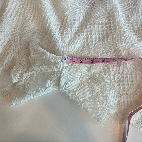 Trina Turk NWOT Compay white lined scalloped lace shorts Size 10
